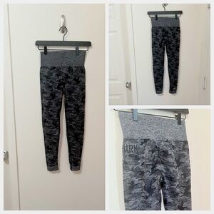 •GYMSHARK• Seamless Adapt Camo Leggings Black Grey Butt Scrunch